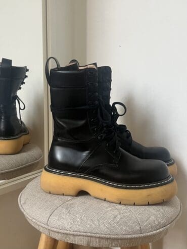STIVALI ANFIBI IN PELLE NERA BOTTEGA VENETA
