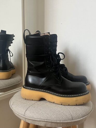 STIVALI ANFIBI IN PELLE NERA BOTTEGA VENETA - scarpe di lusso second hand