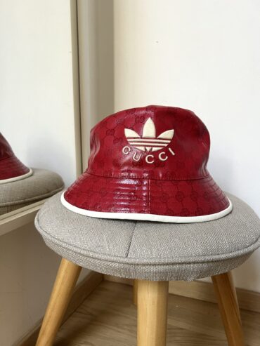CAPPELLO PESCATORA ADIDAS PER GUCCI - accessorio di lusso second hand