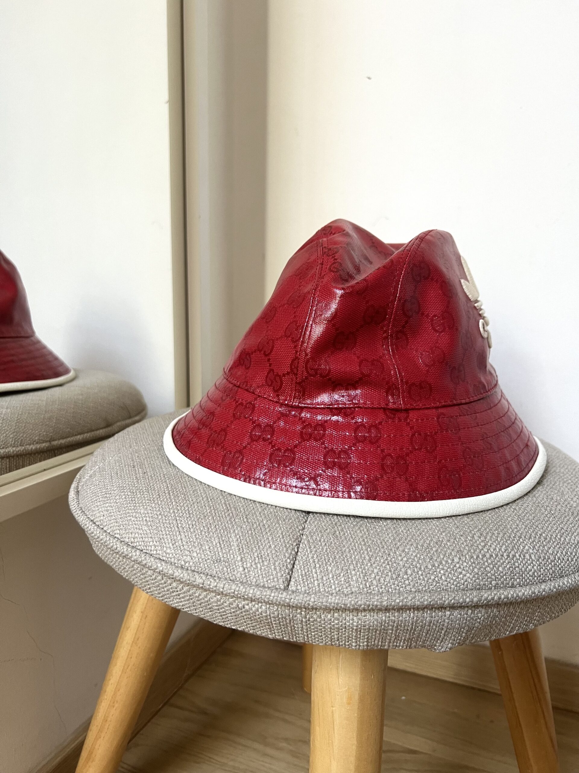 CAPPELLO PESCATORA ADIDAS PER GUCCI