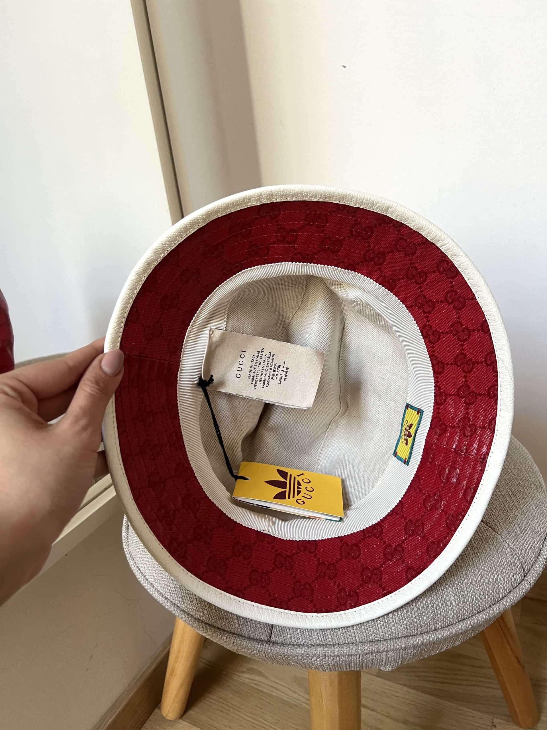 CAPPELLO PESCATORA ADIDAS PER GUCCI