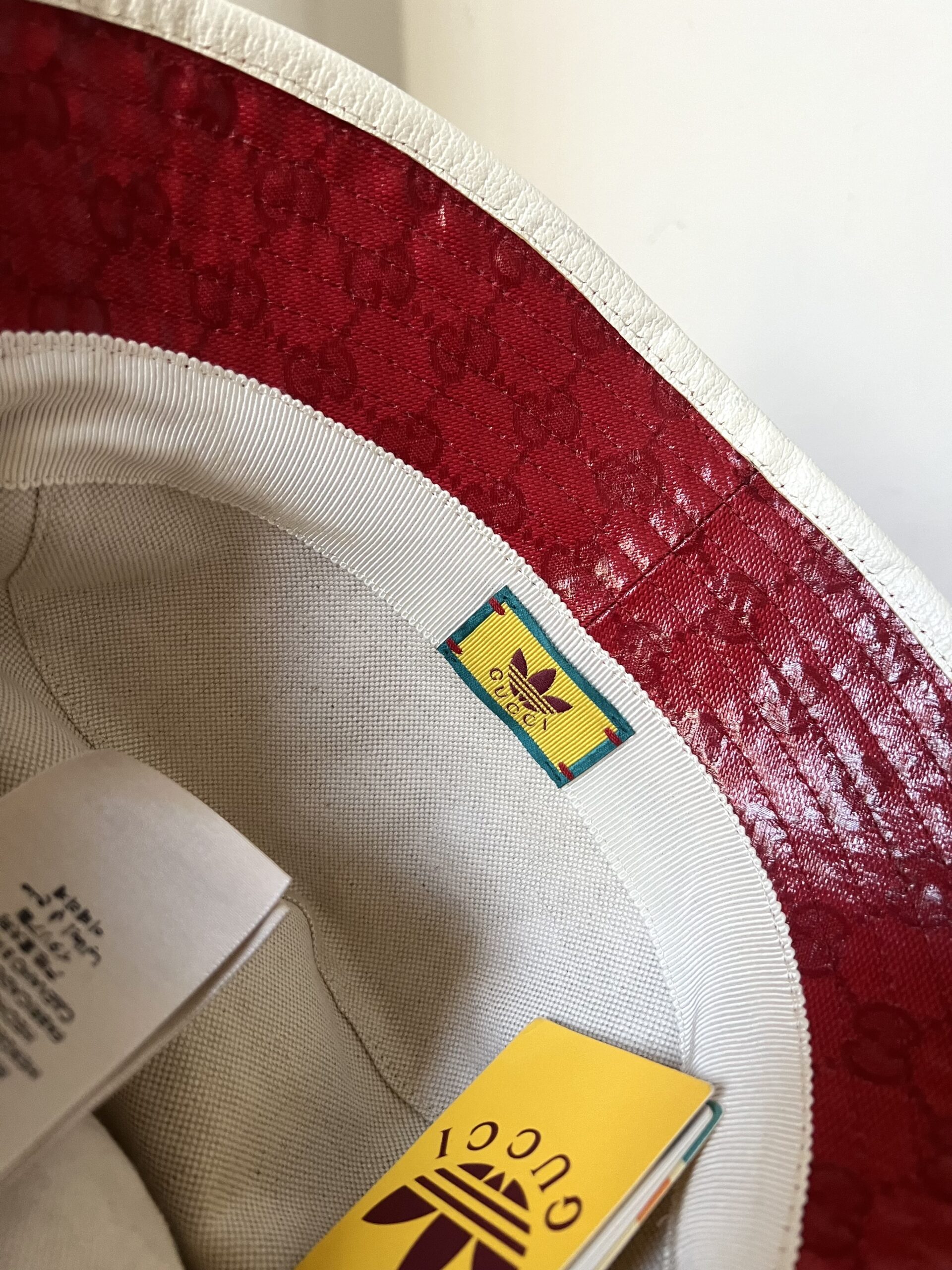 CAPPELLO PESCATORA ADIDAS PER GUCCI