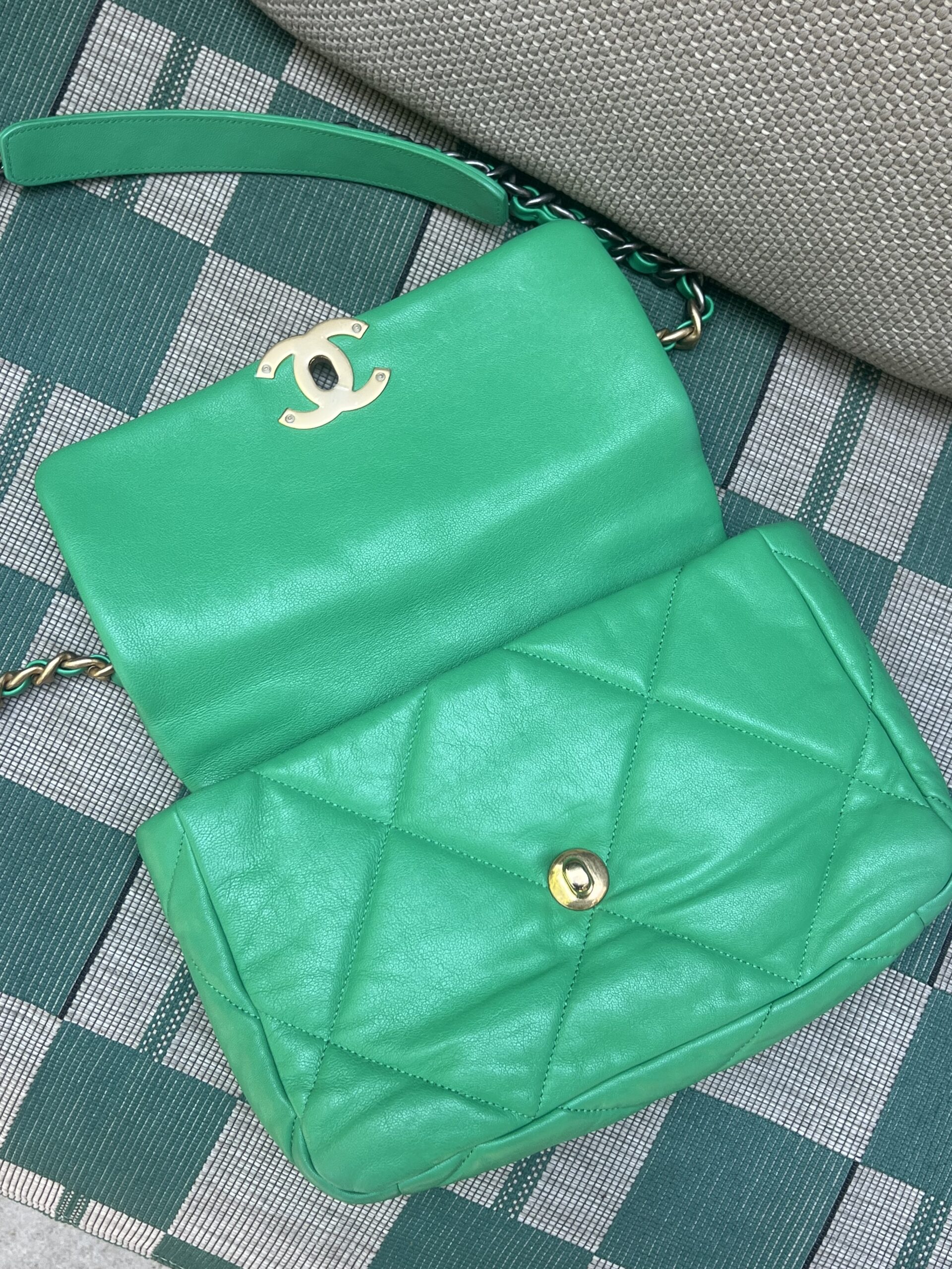 BORSA 19 MEDIA IN PELLE CHANEL