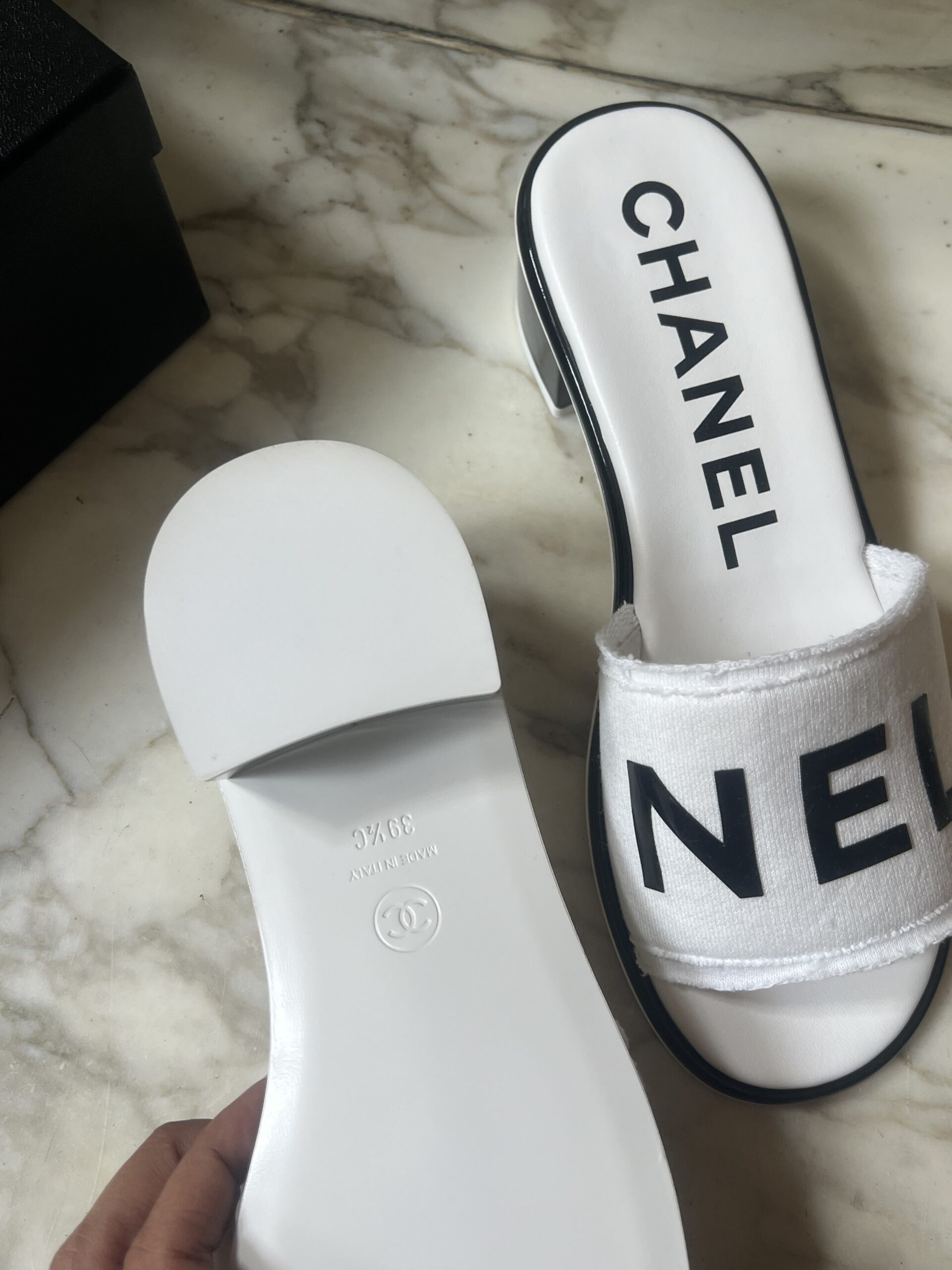 SANDALI CON SCRITTA CHANEL