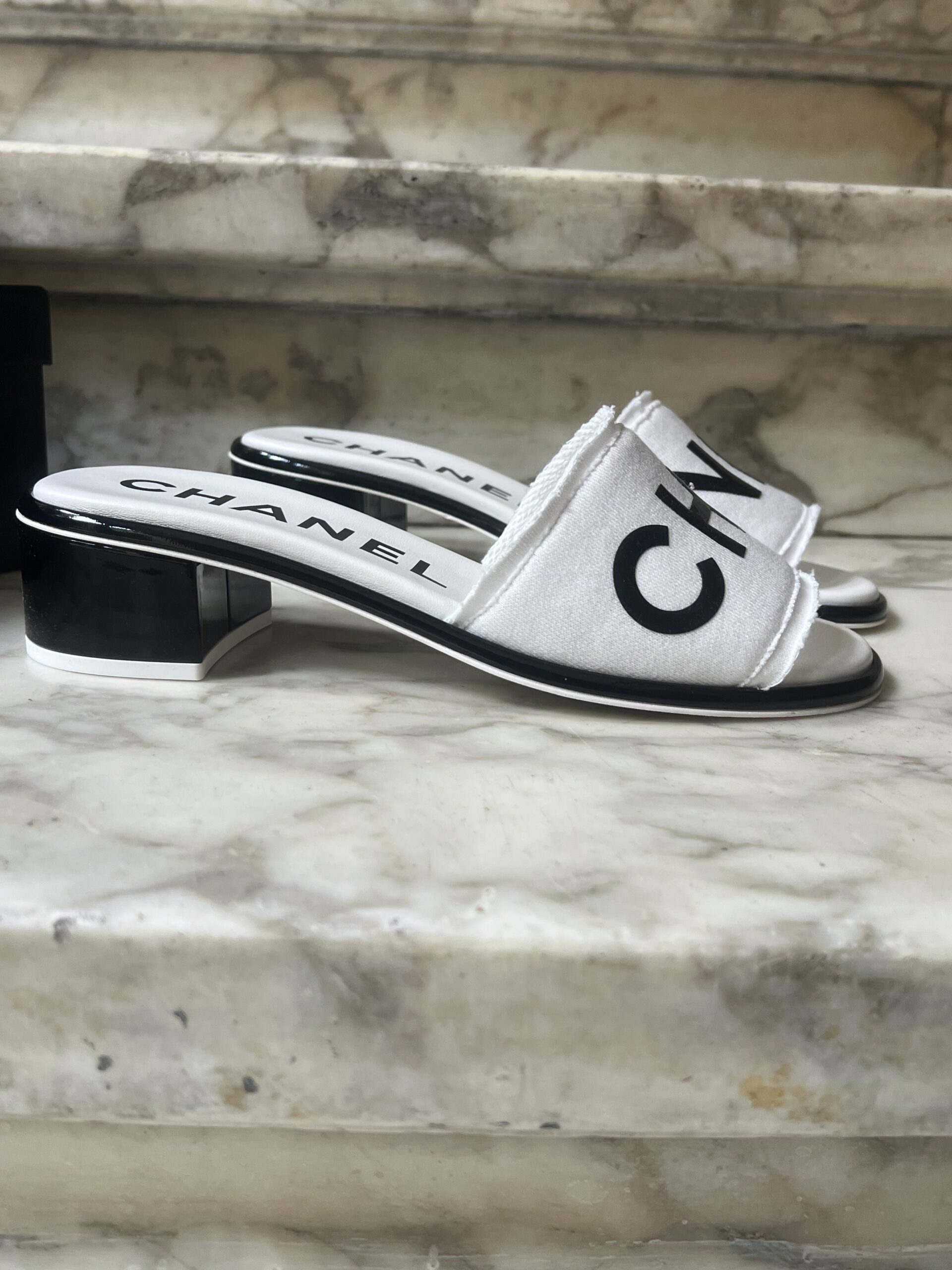 SANDALI CON SCRITTA CHANEL