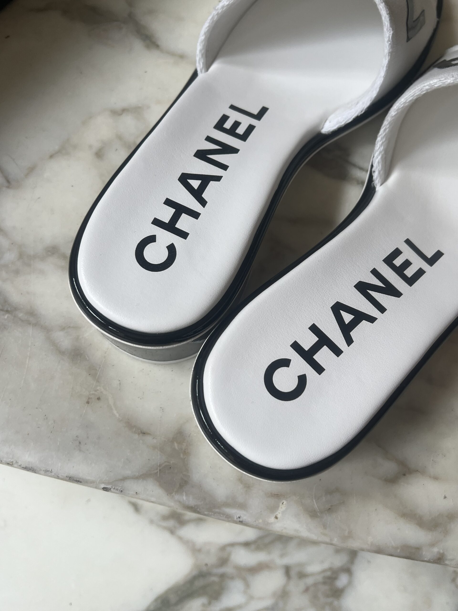 SANDALI CON SCRITTA CHANEL
