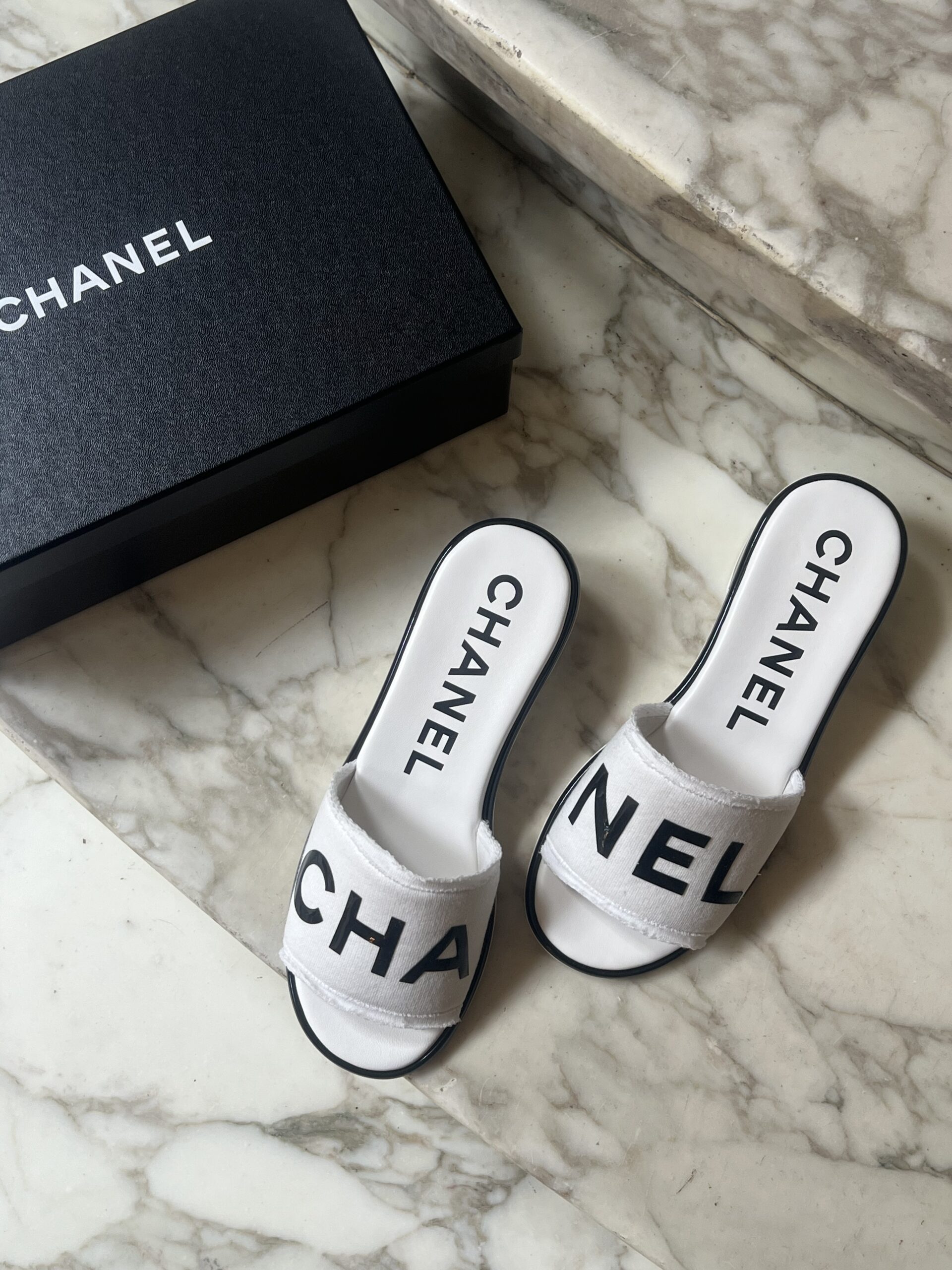 SANDALI CON SCRITTA CHANEL