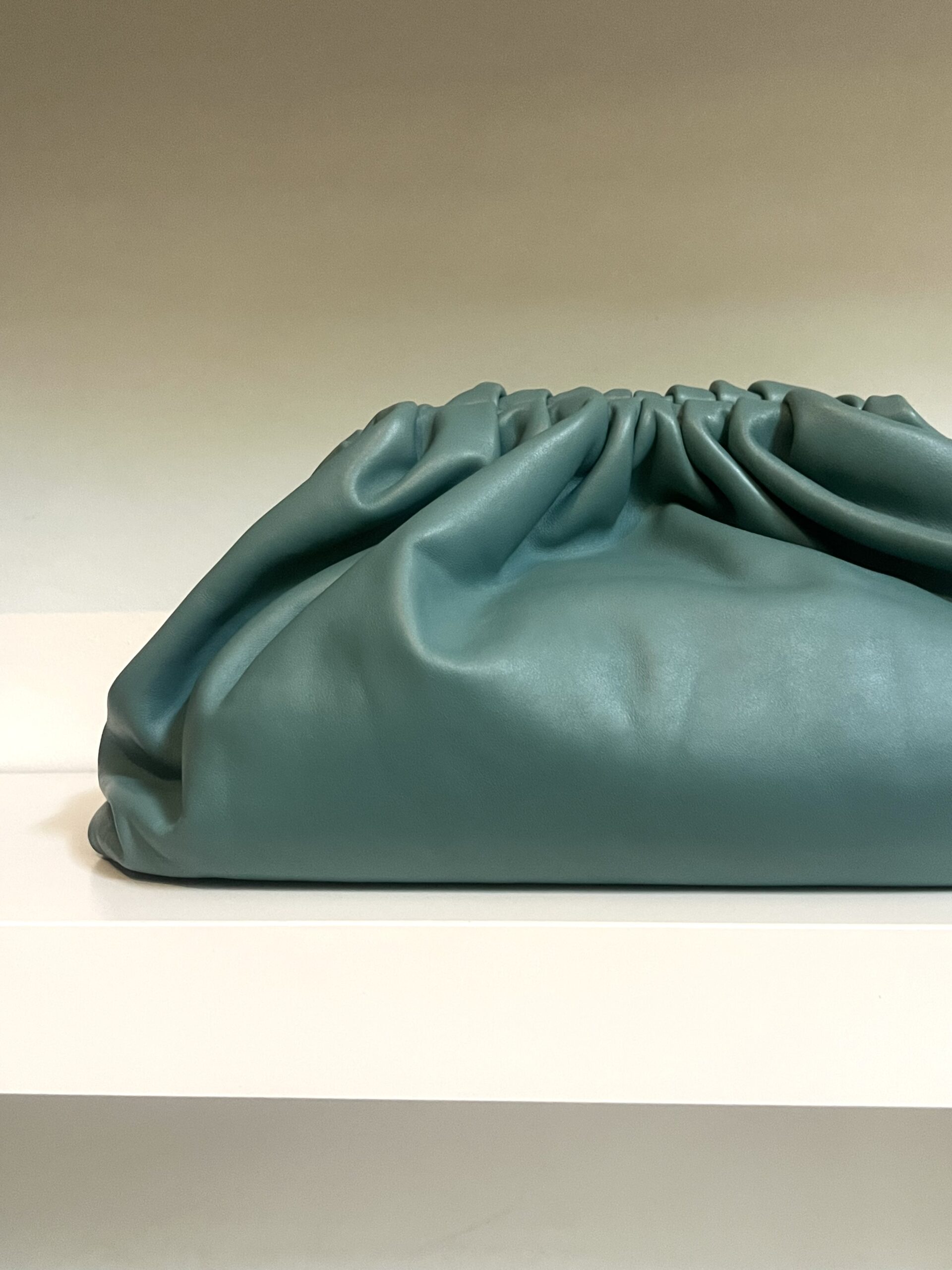 POUCH A MANO IN PELLE BOTTEGA VENETA