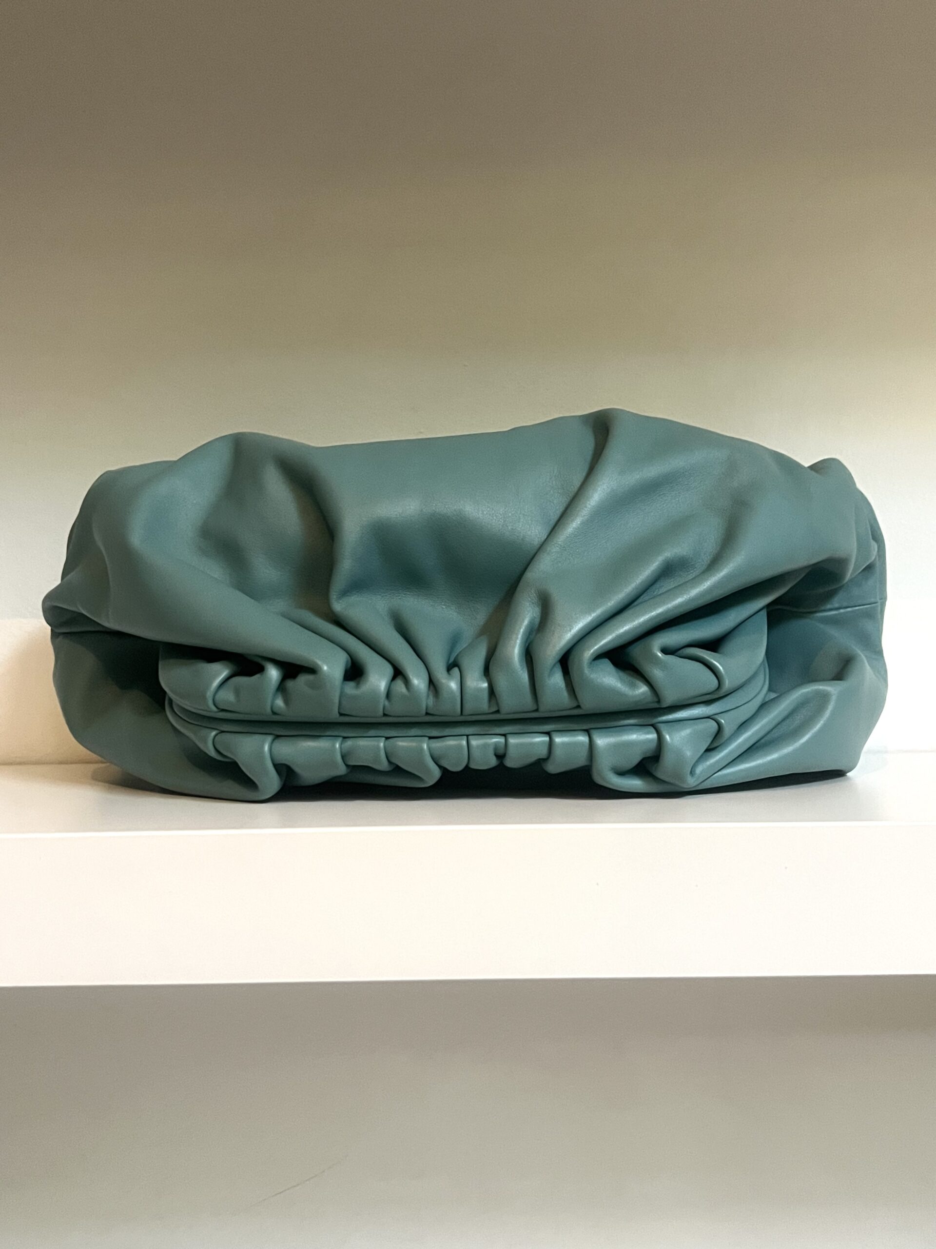 POUCH A MANO IN PELLE BOTTEGA VENETA