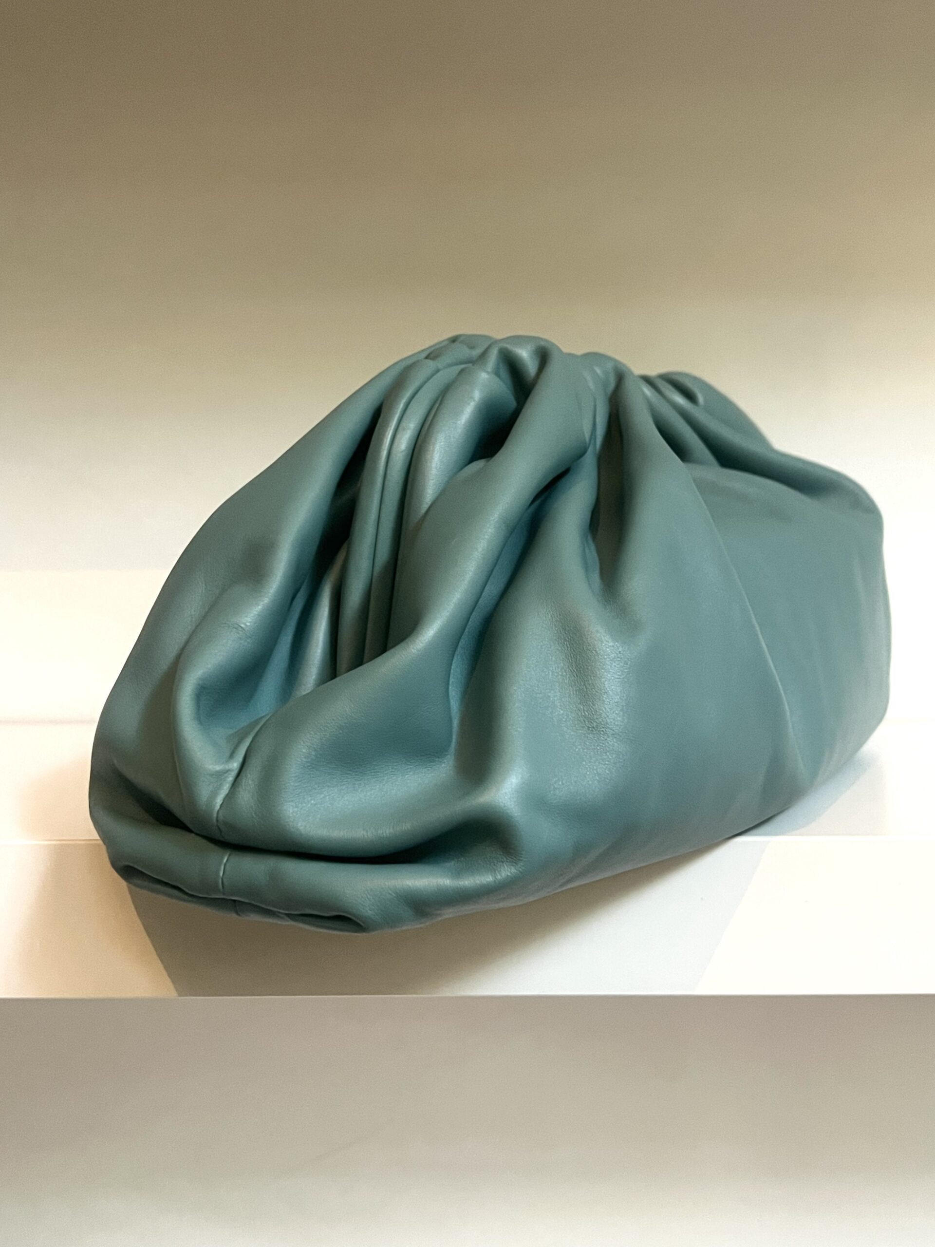 POUCH A MANO IN PELLE BOTTEGA VENETA