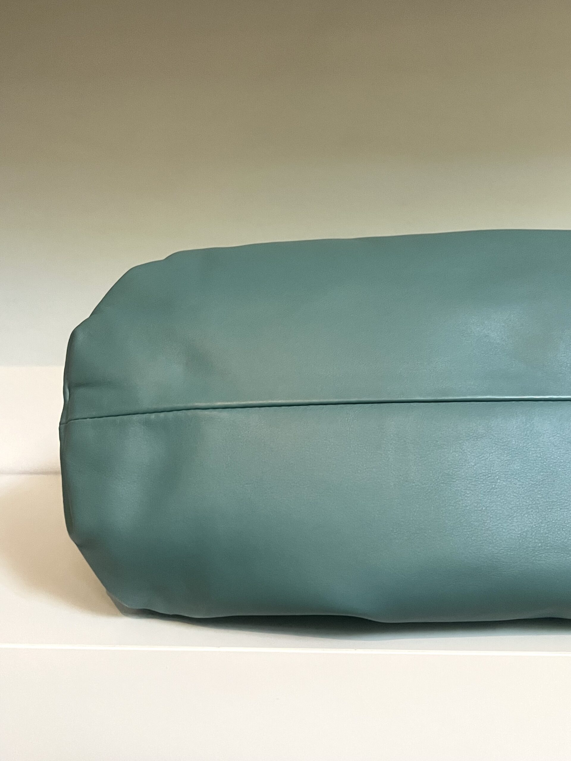 POUCH A MANO IN PELLE BOTTEGA VENETA