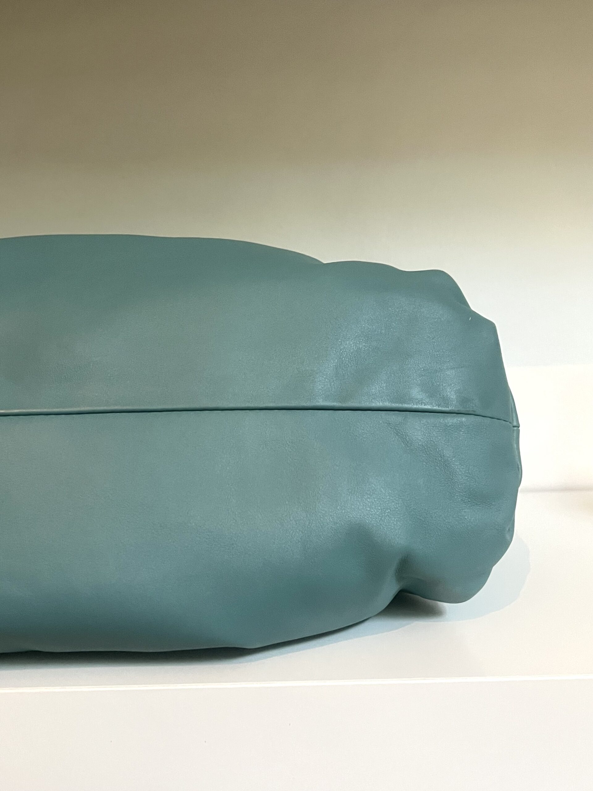POUCH A MANO IN PELLE BOTTEGA VENETA