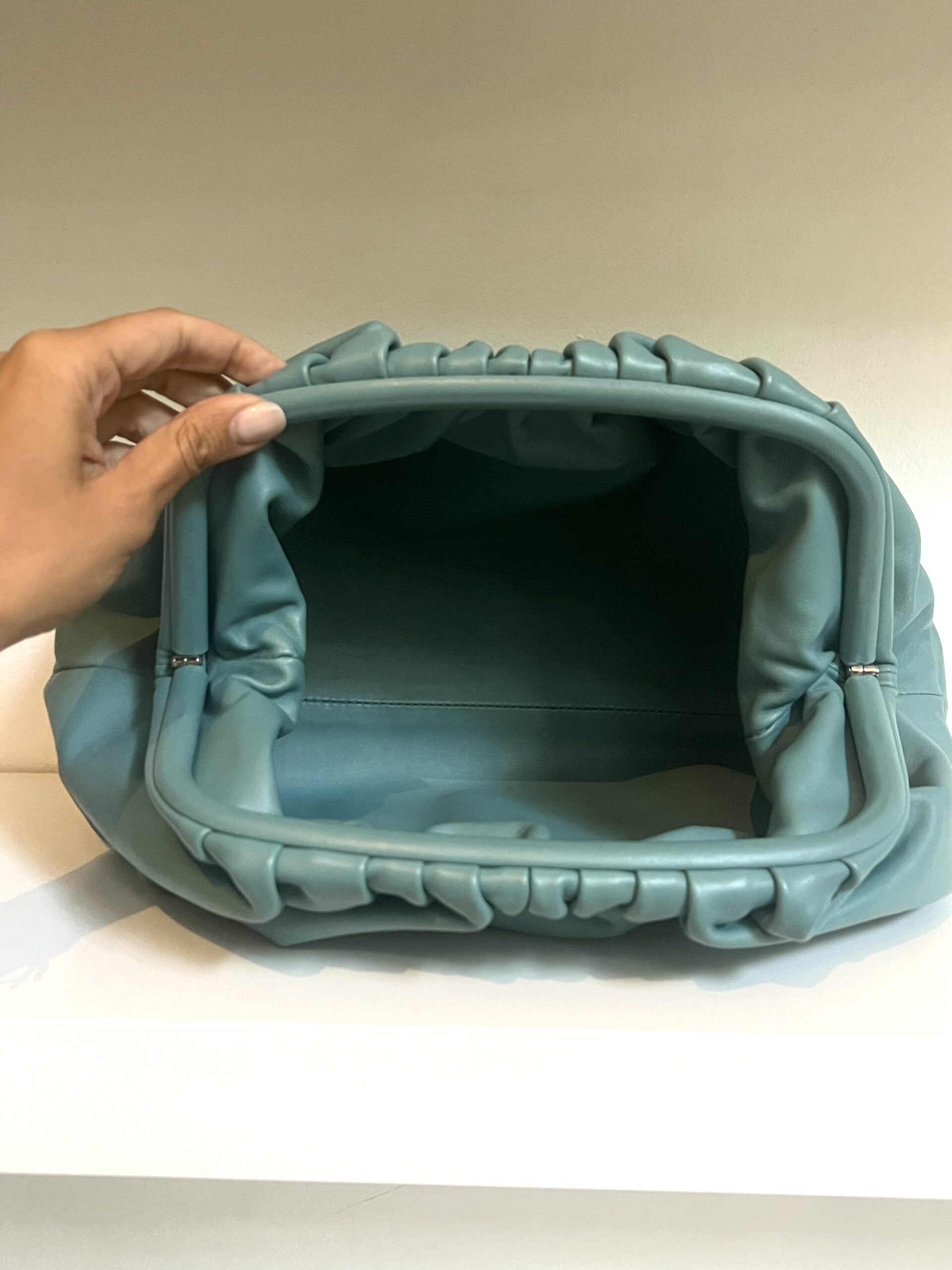 POUCH A MANO IN PELLE BOTTEGA VENETA