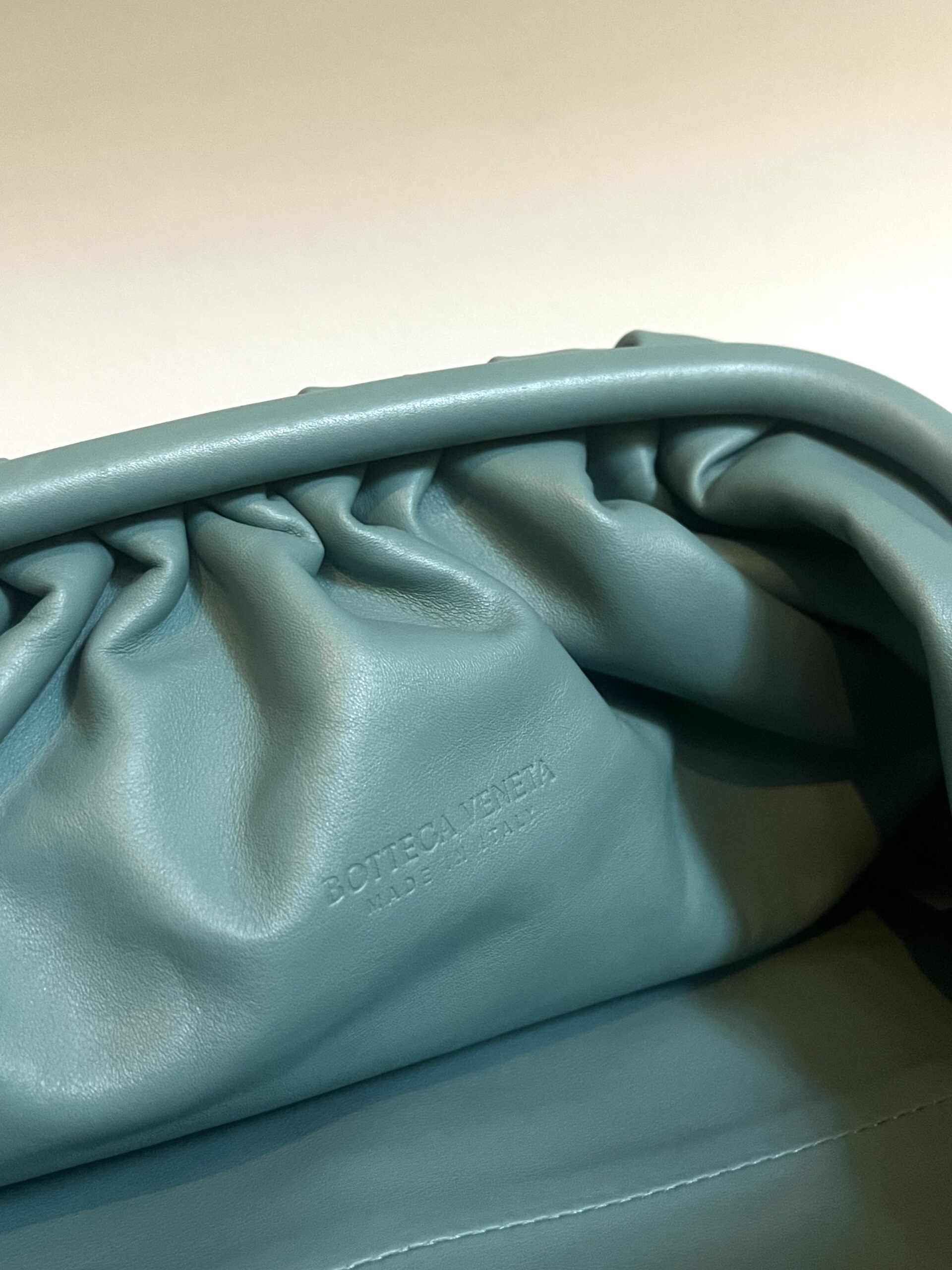 POUCH A MANO IN PELLE BOTTEGA VENETA