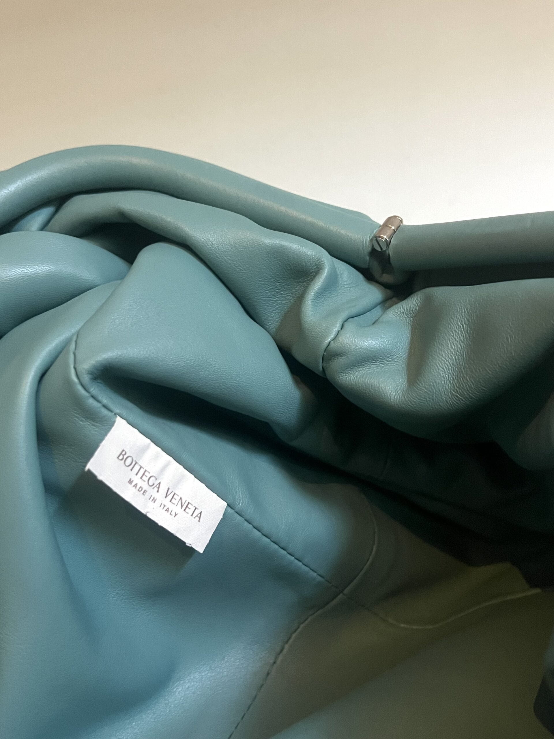 POUCH A MANO IN PELLE BOTTEGA VENETA