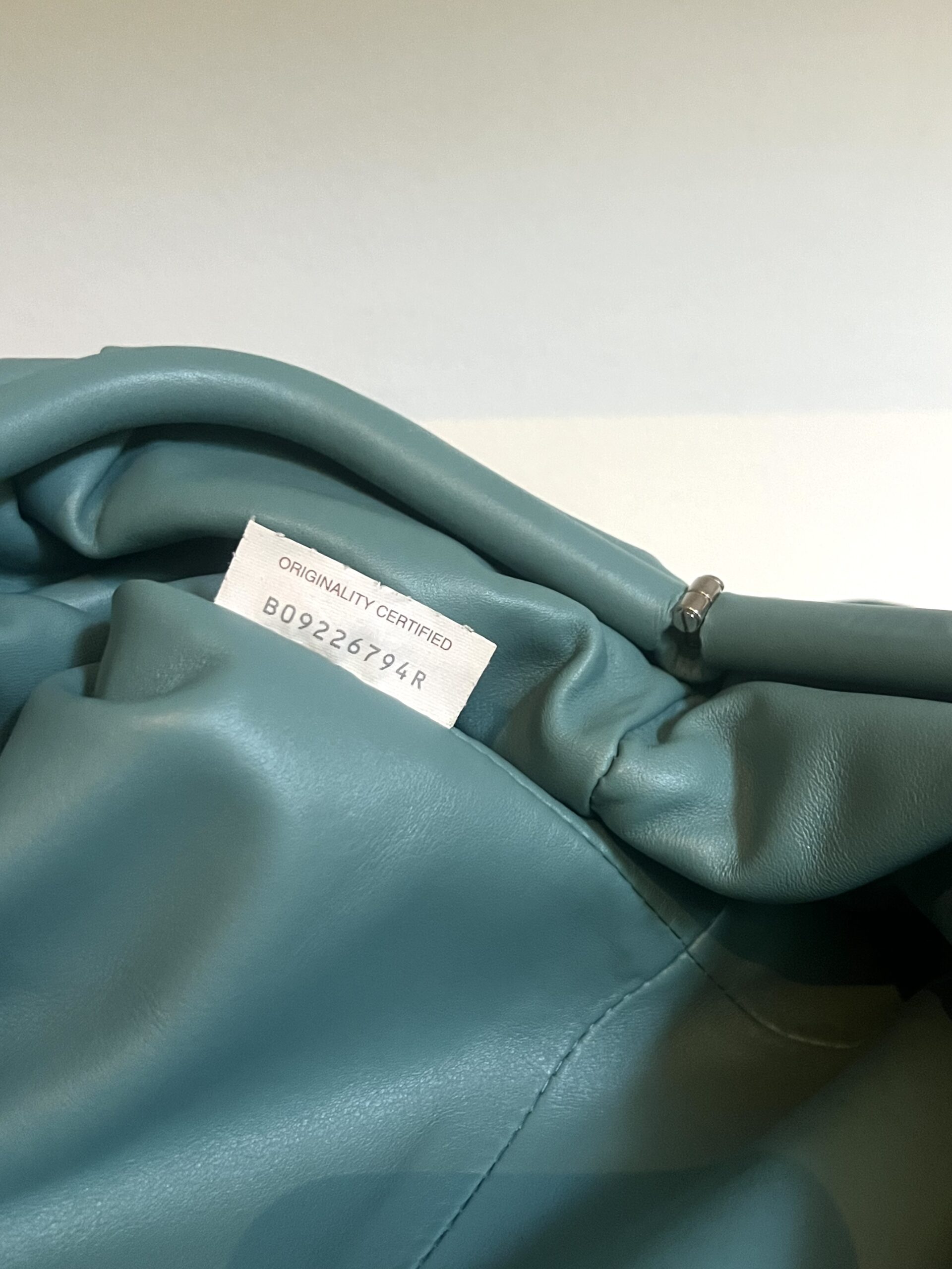 POUCH A MANO IN PELLE BOTTEGA VENETA