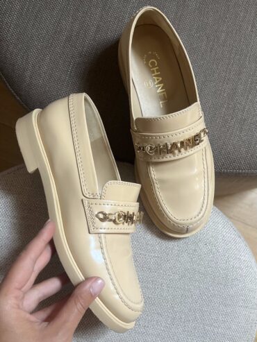 MOCASSINI CON SCRITTA CHANEL
