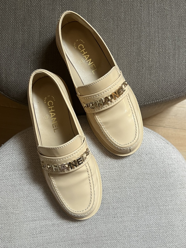 MOCASSINI CON SCRITTA CHANEL
