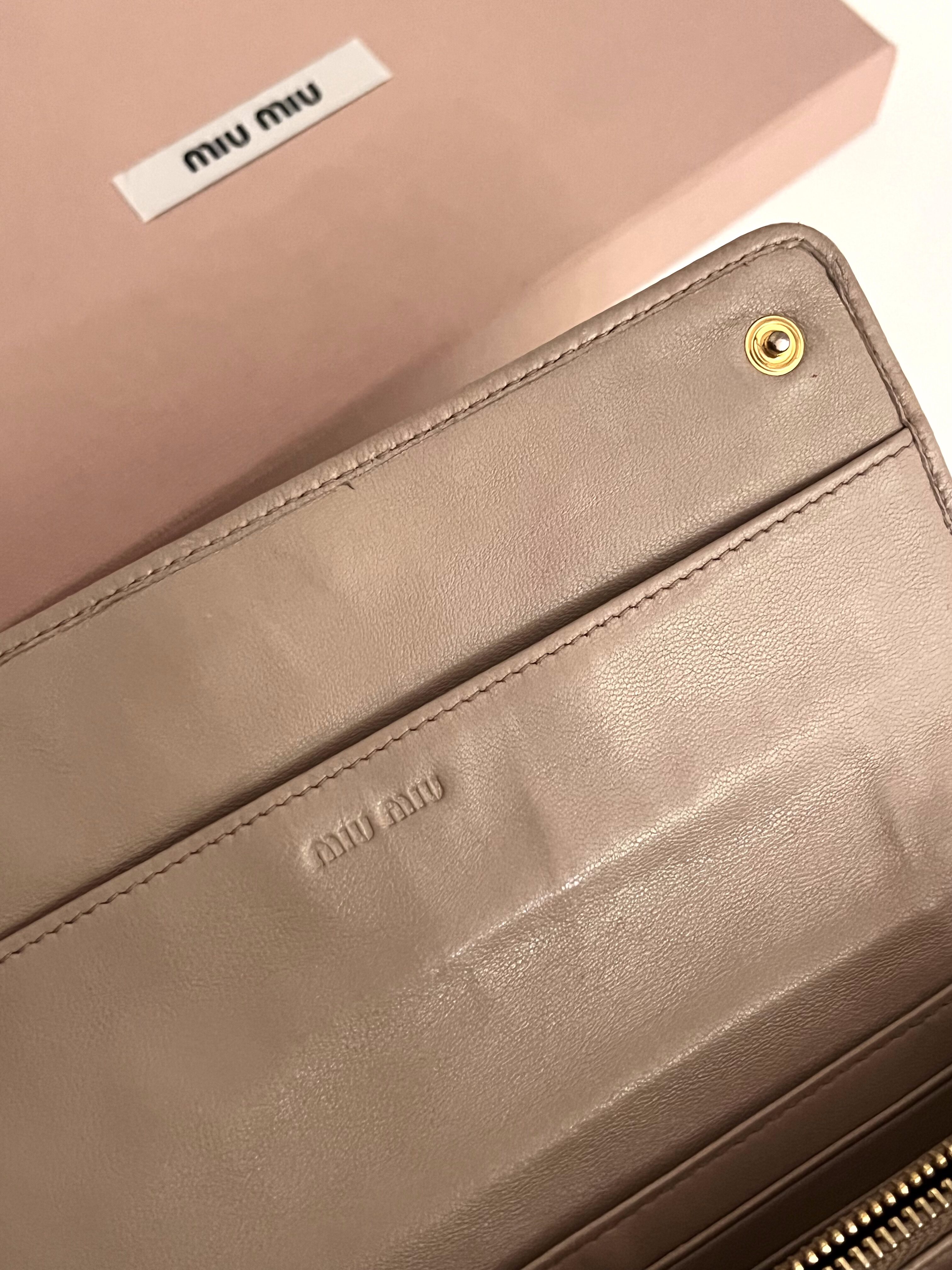 PORTAFOGLIO IN PELLE GOFFRATA MIU MIU